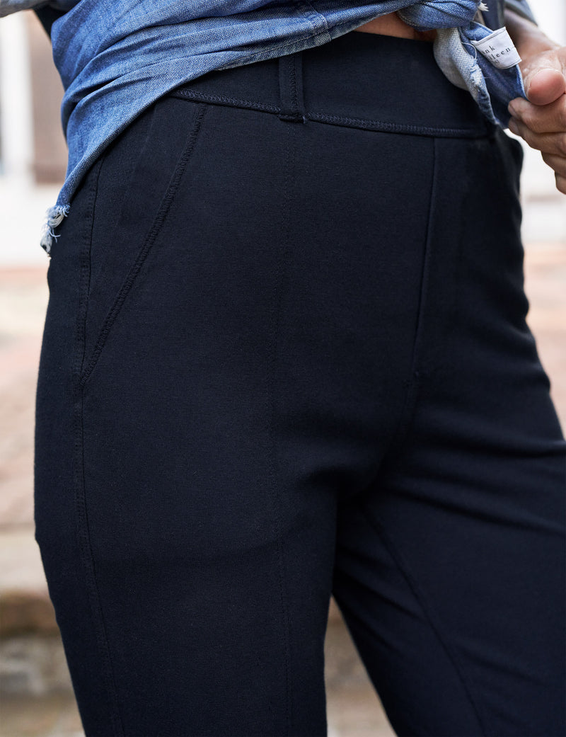 Premium Photo | A one hundred dollar note in the front pocket of denim  trousers